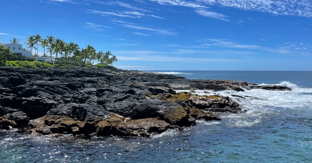 découvrez kona, la destination idéale à hawaï pour les amateurs de plages paradisiaques, d’activités nautiques et de paysages volcaniques époustouflants. préparez votre voyage à kona et vivez une expérience inoubliable au cœur de l’île.