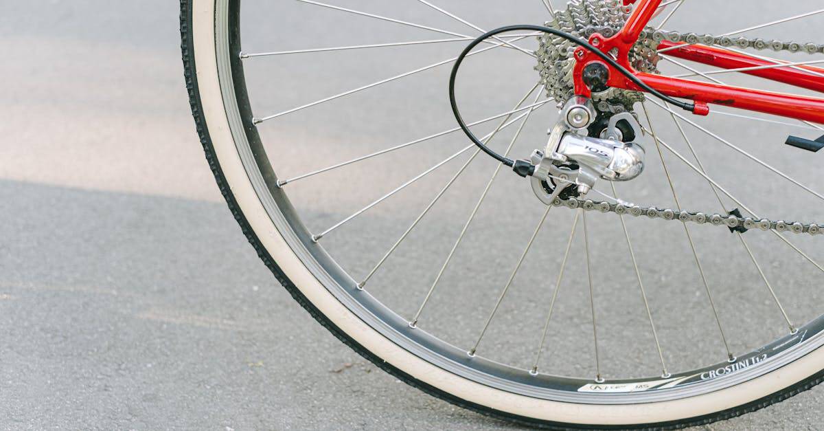 comparaison complète des pneus de vélo : caractéristiques, performances et conseils pour choisir le pneu idéal pour votre vélo.